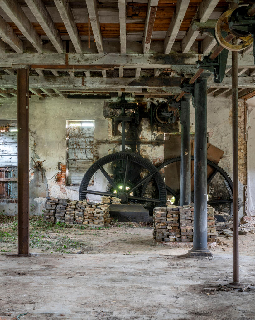 Atelier de la filature, vue intérieure : rez-de-chaussée, vue des mécanismes d'entraînement.