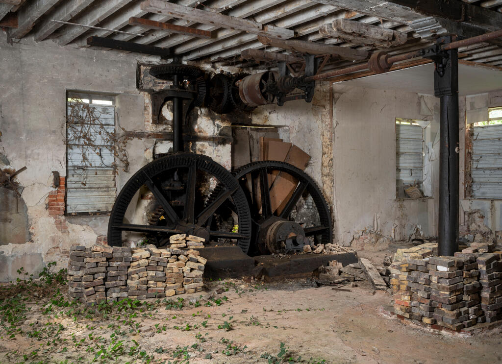 Atelier de la filature, vue intérieure : rez-de-chaussée, rouet de fosse et mécanisme d'entraînement.