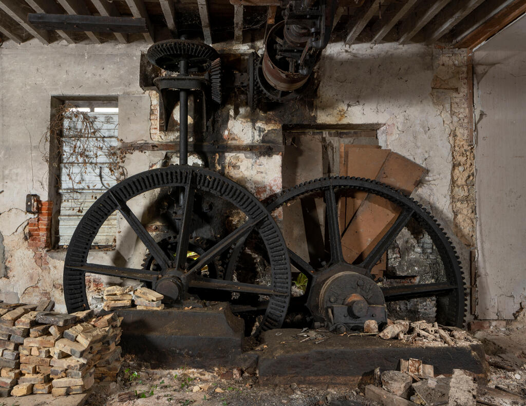 Atelier de la filature, vue intérieure : rez-de-chaussée, rouet de fosse et mécanisme d'entraînement.