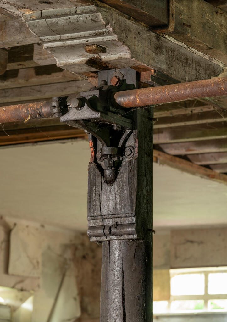 Atelier de la filature, vue intérieure : rez-de-chaussée, détail de poutre.