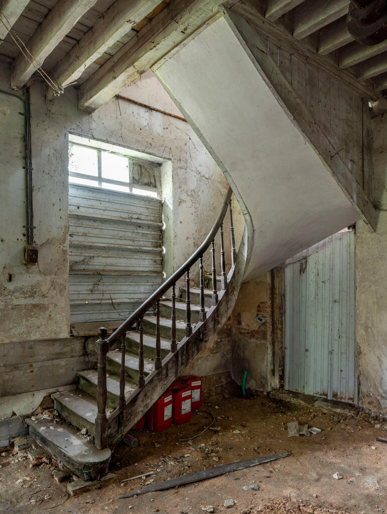 Atelier de la filature, vue intérieure : rez-de-chaussée, escalier.
