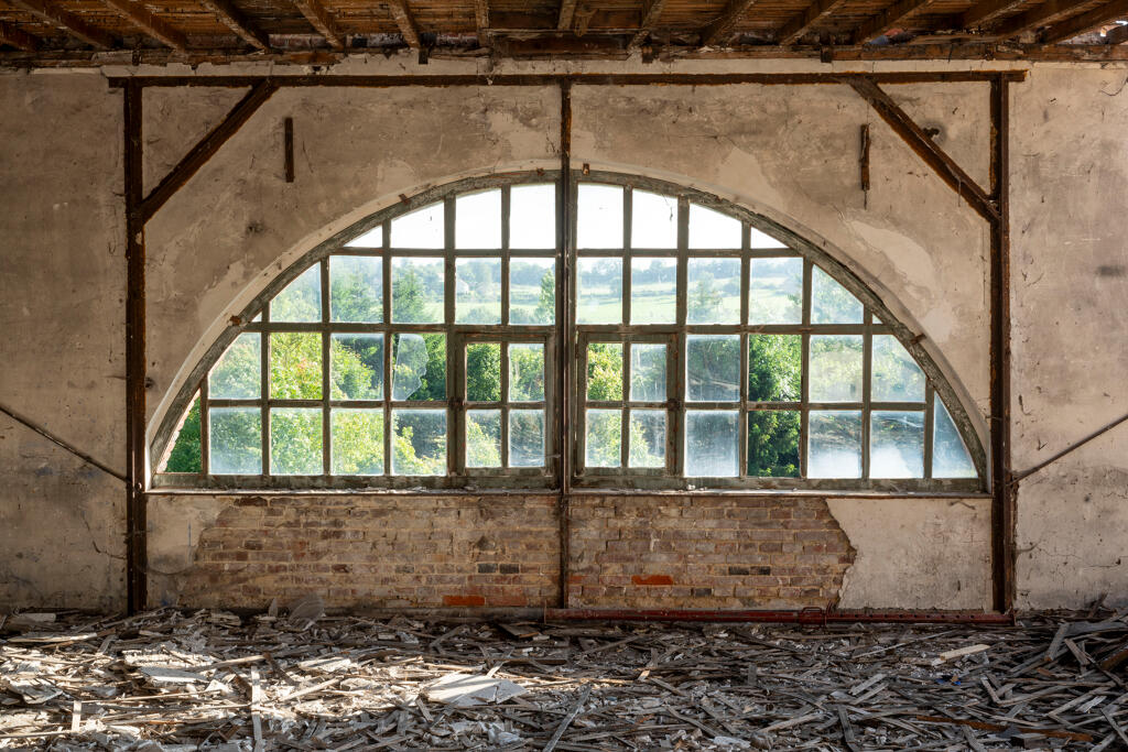 Atelier de la filature, vue intérieure : combles,  détail de l'ouverture dans la façade sud-ouest.
