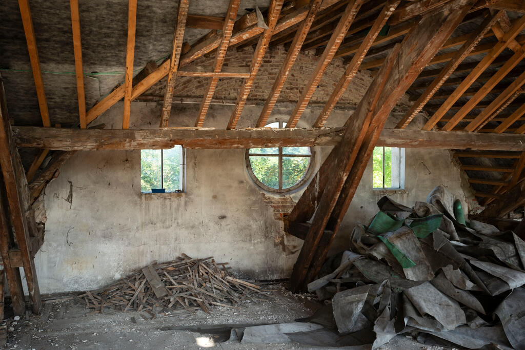 Atelier de la filature, vue intérieure : combles, détail des ouvertures côté sud-est.