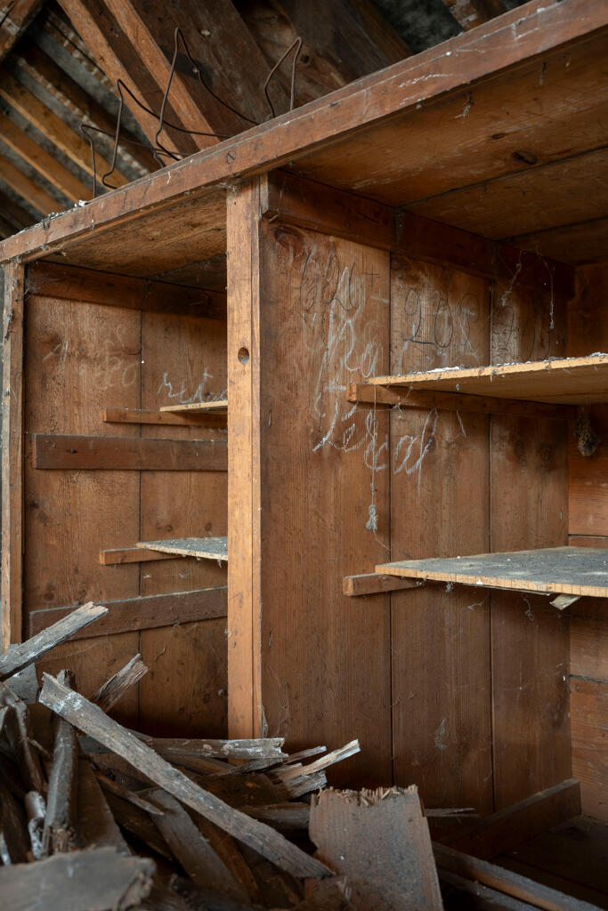 Atelier de la filature, vue intérieure : combles, casiers de rangement, avec mention écrite à la craie "Percal".