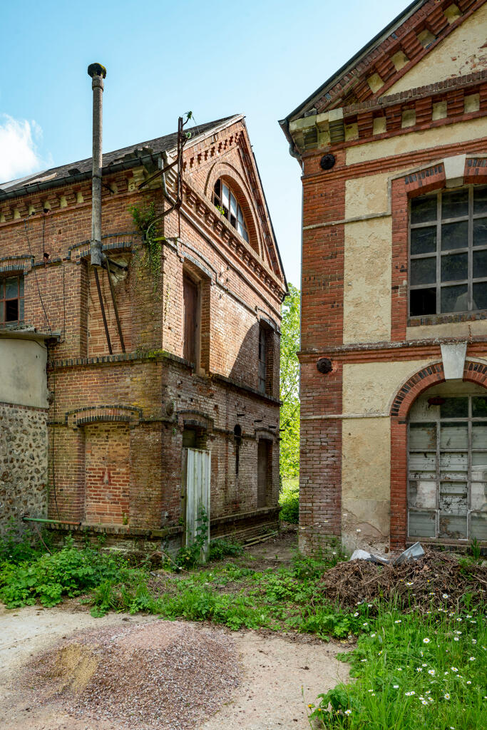Atelier de rubanerie, à gauche, et atelier de la filature à droite.