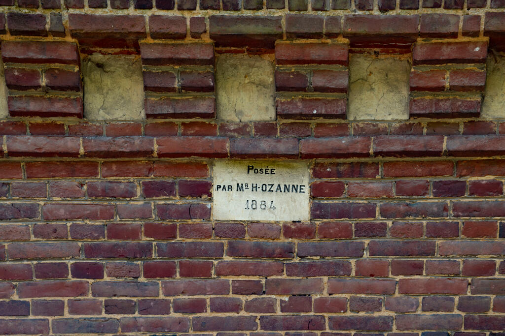 Atelier de rubanerie, détail d'inscription "Posée par Mr H. Ozanne, 1884".
