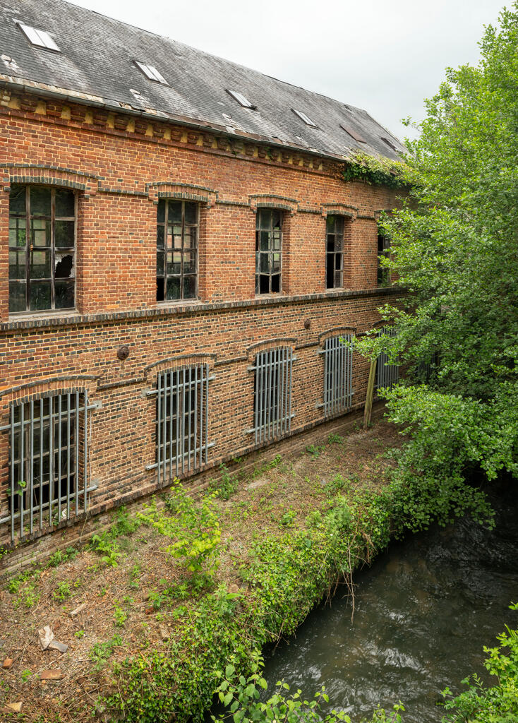 Atelier de rubanerie, façade arrière, le long du canal de fuite de la filature.