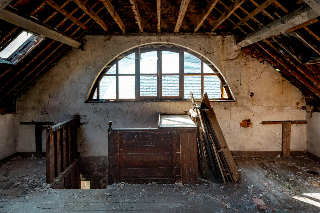Atelier de rubanerie, vue intérieure : combles, détail de l'ouverture.