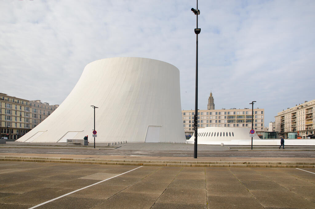 Le Grand et le Petit Volcan vus depuis la place du Général de Gaulle.