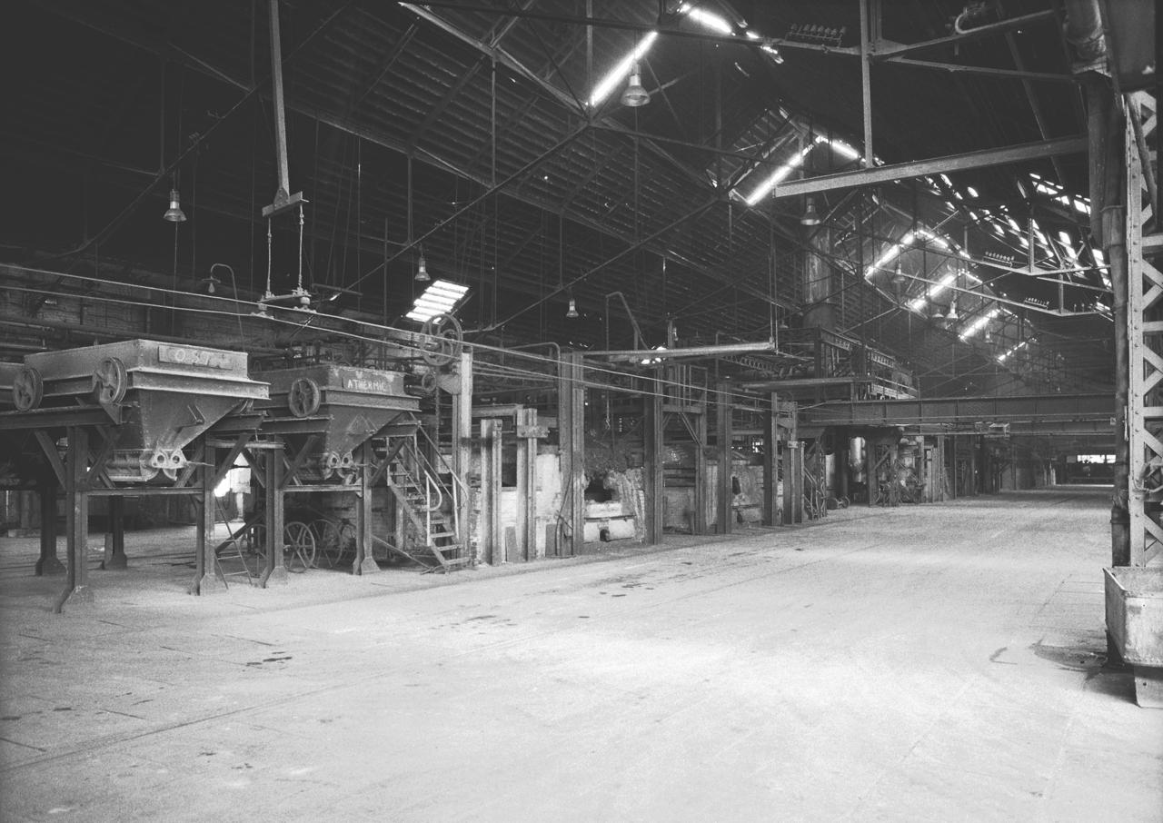 La halle à pots : vue générale intérieure et au premier plan à gauche, les trémies conservant la composition du verre. 
