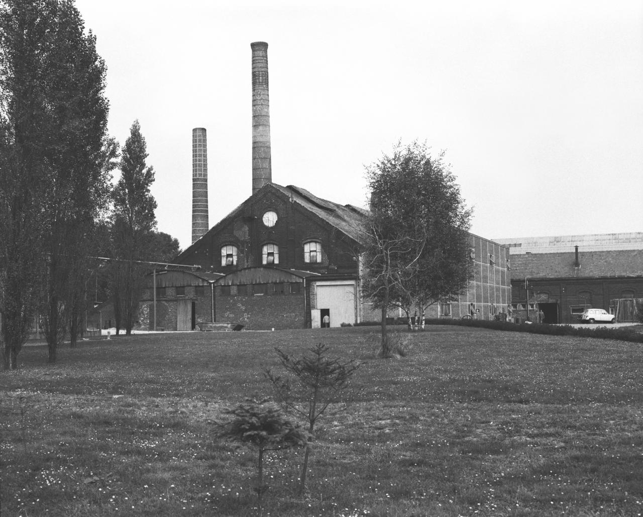 Vue générale de la halle à pots et la poterie du bas.