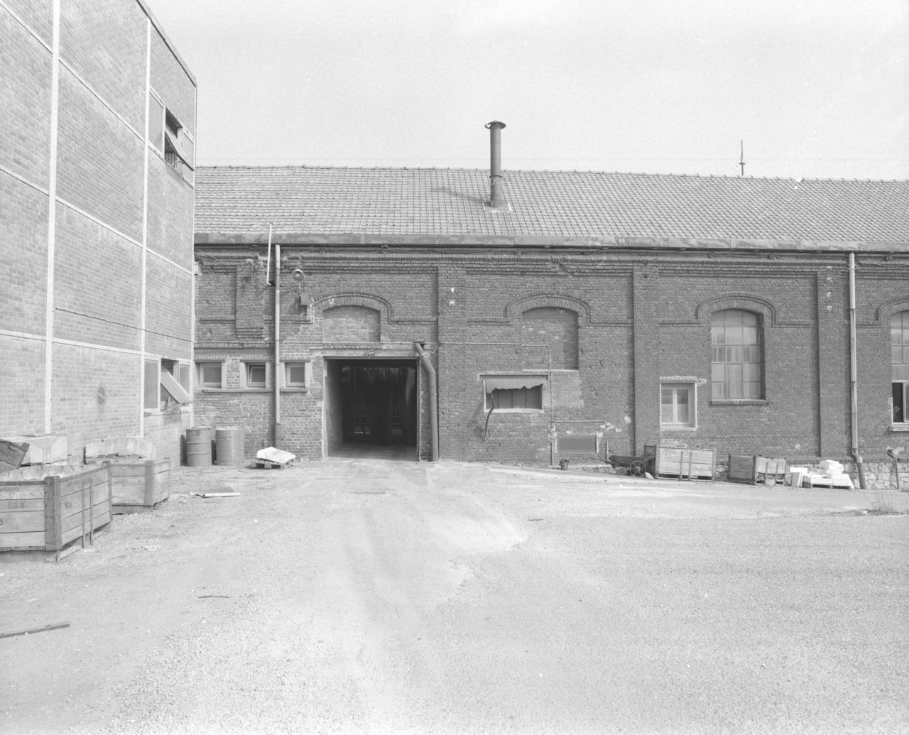 Sortie de la halle à pots. 