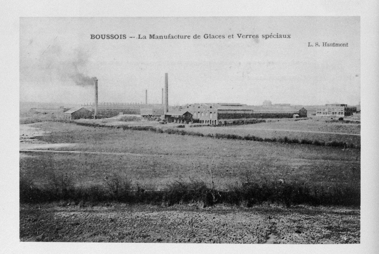 Vue générale de la manufacture de Glaces et de Verres spéciaux, depuis l'est (?). Carte postale, photographe inconnu, L.S. (Hautmont) éd., [circa 1910 ?]. In : Georges WAROQUIER, Michel GUERITTE, Josiane BERTONI. De Buxéide à Boussois... de la petite histoire à l' Histoire... Jeumont : Imprimerie Roué, 2000, p. 38.