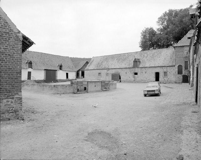 Manoir, étable à vaches, grange, vue d'angle sur cour.