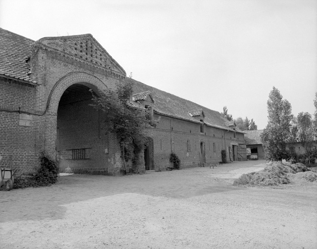Etables, portail, façade partielle sur cour.