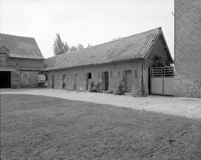 Porcherie, vue d'angle sur cour.