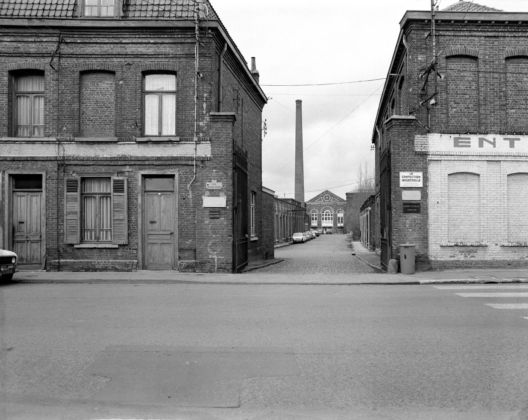 Vue générale depuis la rue. Vue prise vers le nord.