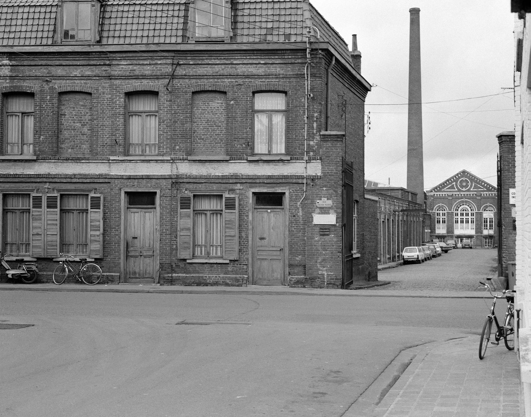 Vue générale depuis la rue. Vue prise vers le nord.