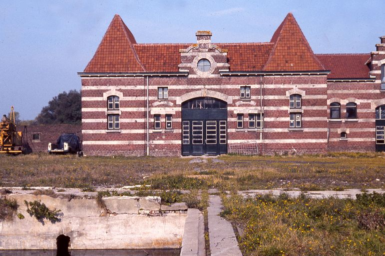 Façade sur cour du magasin en 1980, vue de face. 