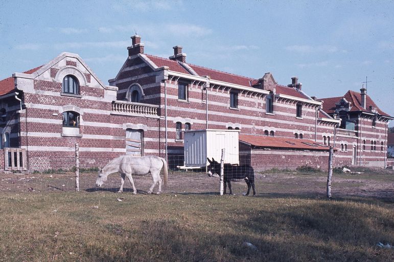 Bâtiments fermant la cour au sud, élévation extérieure en 1980.