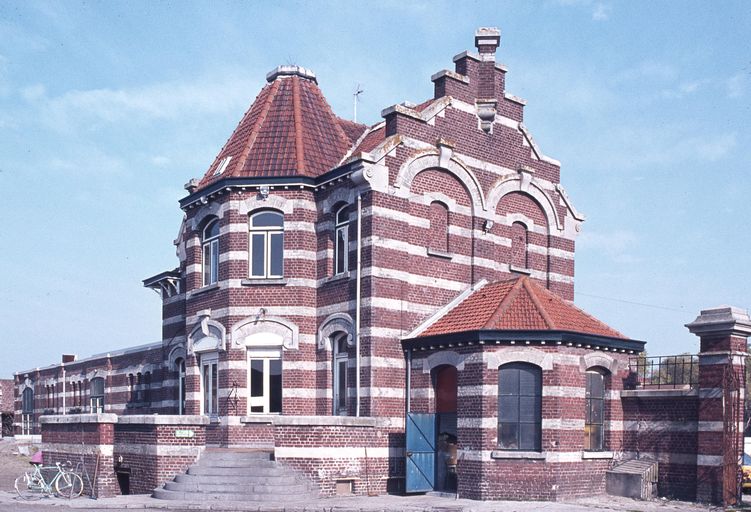 L'habitation du chef d'élevage en 1980, vue d'ensemble sur cour.
