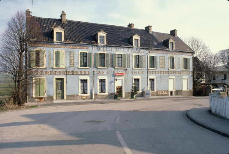 Vue d'angle sur voie.