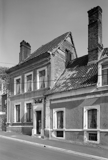 Logis, vue d'angle sur voie.