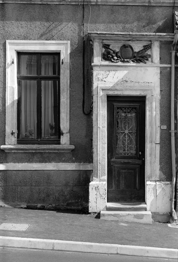 Façade sur voie, décor, détail.