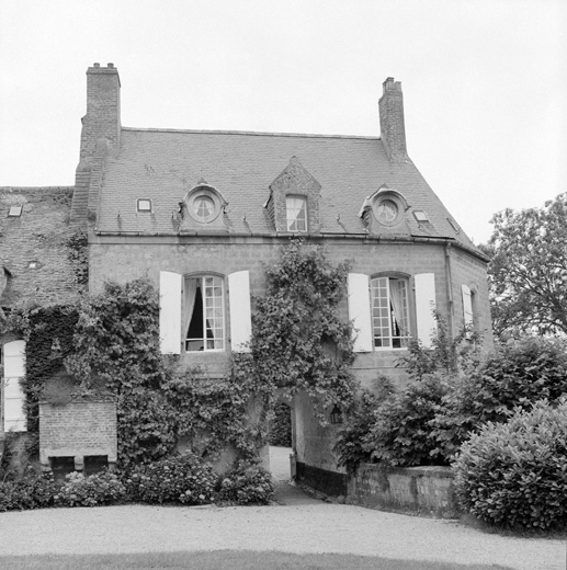Château, corps de passage, façade sur entrée.