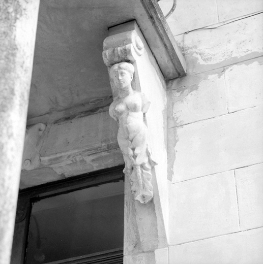 Façade sur voie, balcon 1, console.