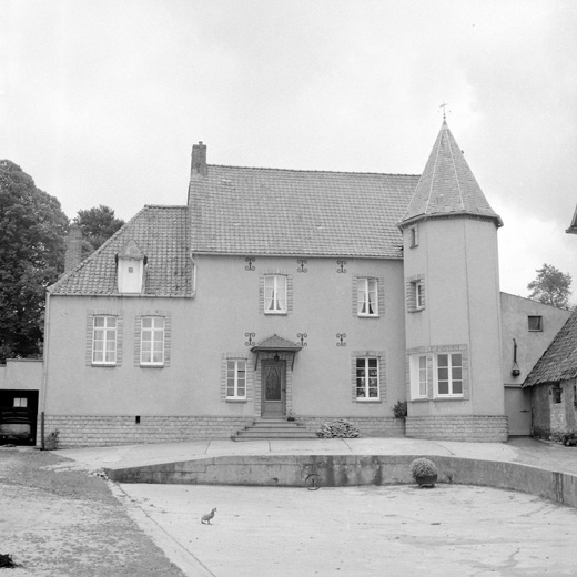 Logis, façade nord sur cour.