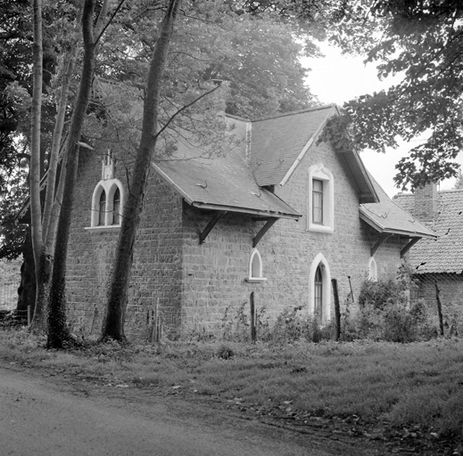Chapelle, vue d'angle sur parc.