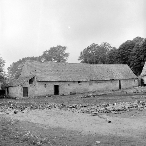 Ferme, étable à vaches, vue générale sur cour.
