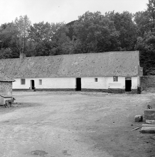 Ferme, logis, étable à chevaux, laiterie, vue d'ensemble sur cour.