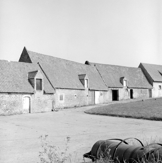 Etable à chevaux, façade sur basse-cour.