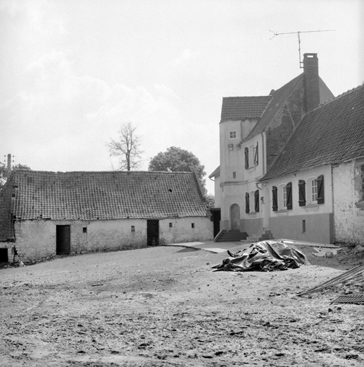 Vue d'ensemble sur cour.
