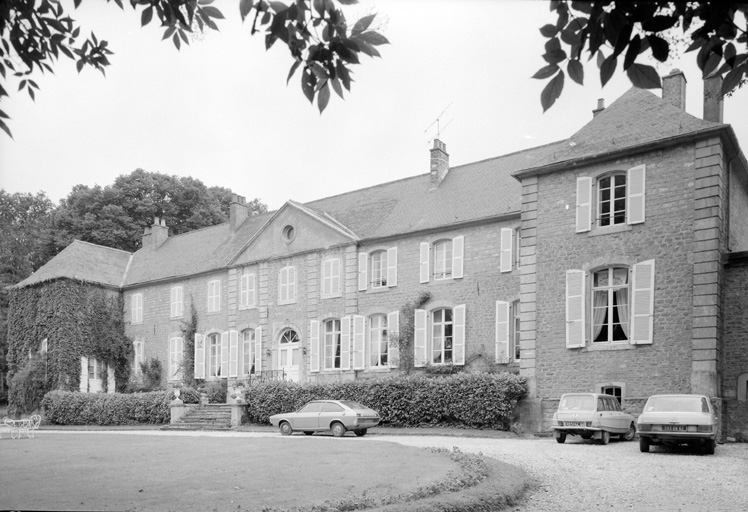 Logis, vue d'angle sur façade principale.