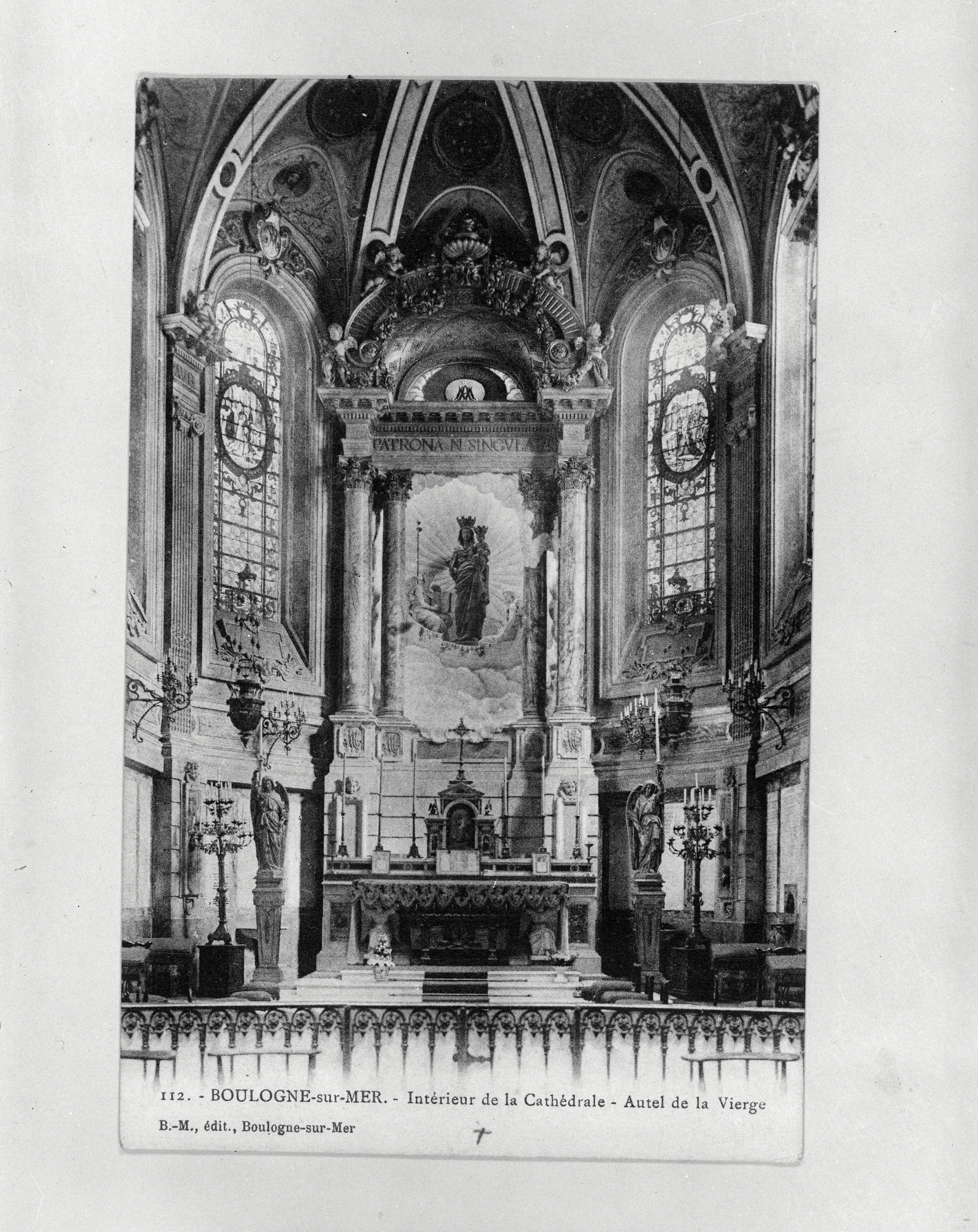 Ensemble du mobilier de la chapelle de la Vierge (groupe sculpté, autel, tabernacle, six verrières, carrelage de sol)