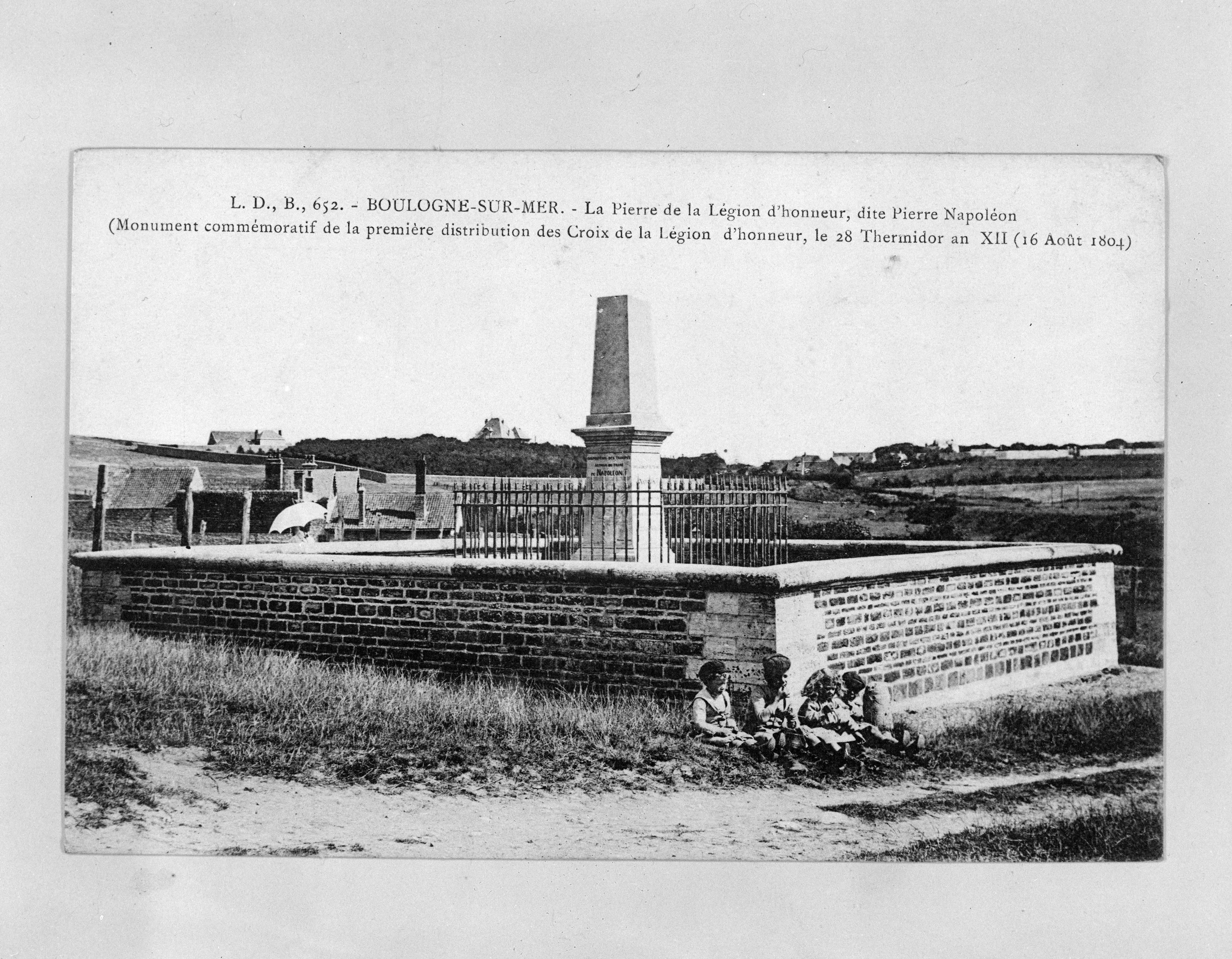Vue d'angle du monument : carte postale (AD Pas-de-Calais).