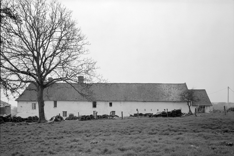 Ferme, logis, communs, vue d'ensemble sur prés.