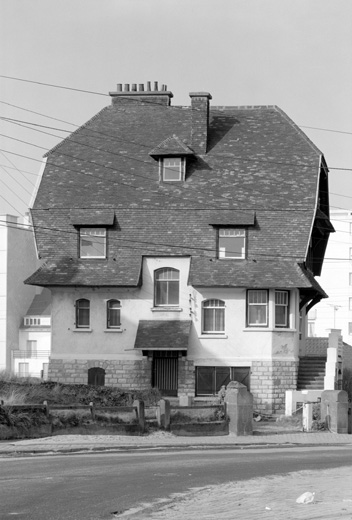 Façade nord-est sur entrée.