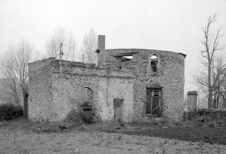 Pavillon de garde, vue d'angle sur cour.