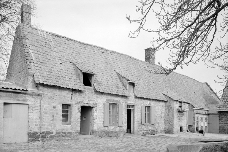 Logis, vue d'angle sur cour.