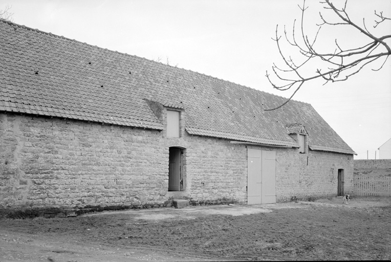 Grange, façade partielle sur cour.