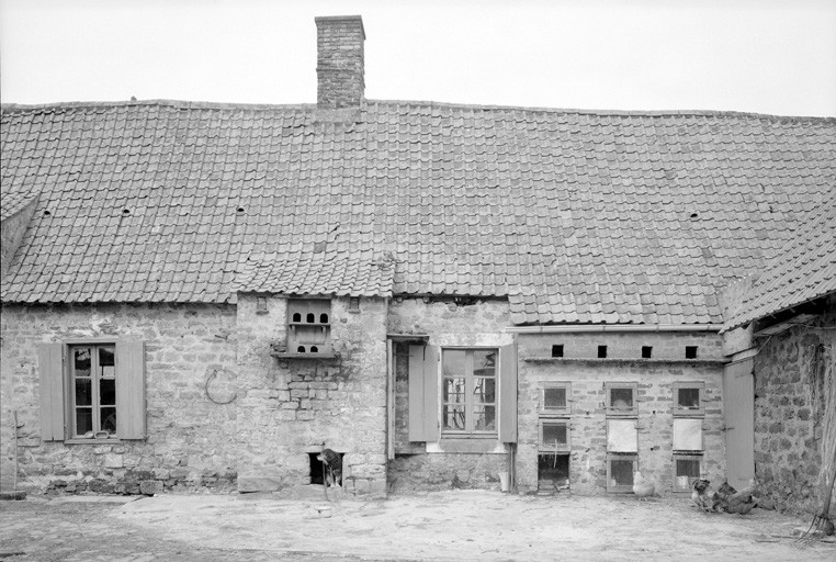 Pigeonniers, façade sur cour, détail.