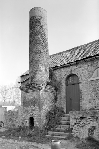 Atelier de fabrication, cheminée.