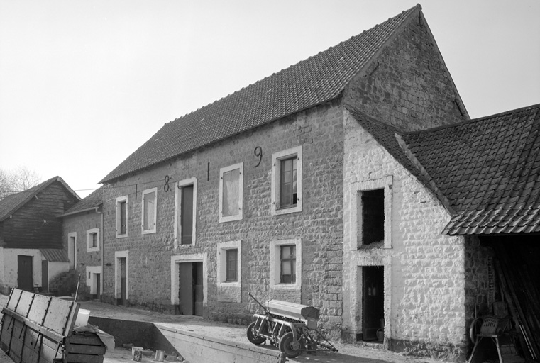 Moulin, vue d'angle sur cour.