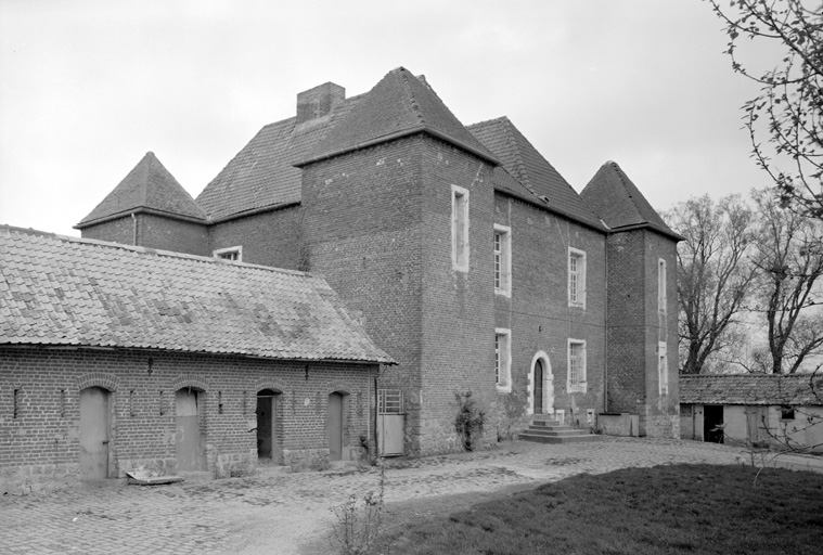 Vue d'ensemble sur cour.