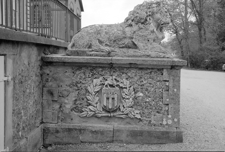 Escalier de distribution extérieure, statue armoiriée.