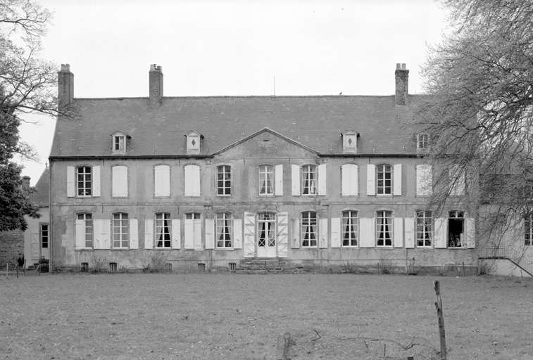 Château, logis, façade sur parc.